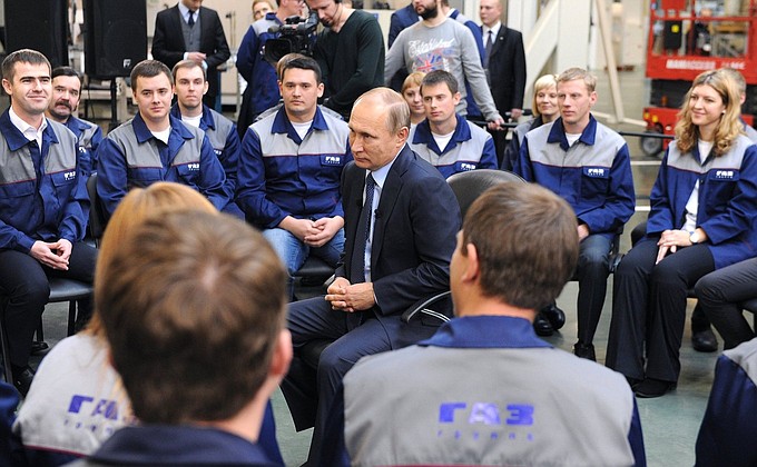 Во время беседы с рабочими завода «Автодизель».