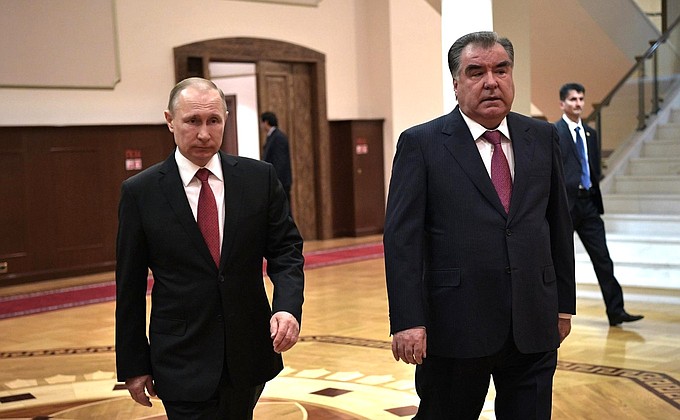 Перед началом российско-таджикистанских переговоров. С Президентом Таджикистана Эмомали Рахмоном.
