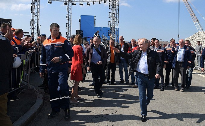 После торжественного митинга-концерта по случаю открытия автодорожной части Крымского моста.