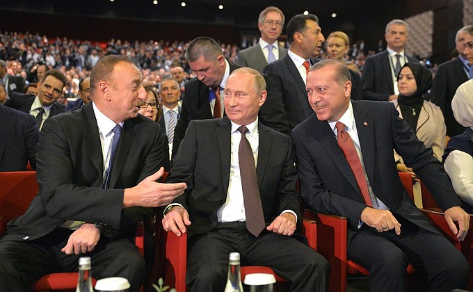 Перед началом специальной сессии 23-го Мирового энергетического конгресса. С Президентом Азербайджана Ильхамом Алиевым (слева) и Президентом Турции Реджепом Тайипом Эрдоганом.