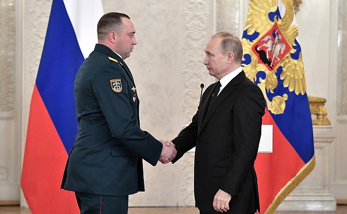 Meeting with service personnel who took part in the anti-terrorist operation in Syria. Sergeant Anton Kiryushin was awarded the Medal of Zhukov.