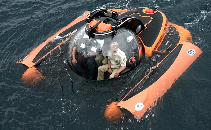 Владимир Путин принял участие в одной из экспедиций Русского географического общества по обследованию античных кораблей, затонувших в Чёрном море.