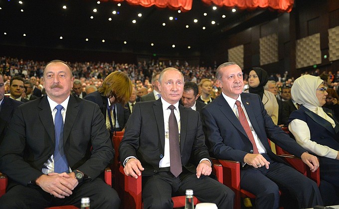 Перед началом специальной сессии 23-го Мирового энергетического конгресса. С Президентом Азербайджана Ильхамом Алиевым (слева) и Президентом Турции Реджепом Тайипом Эрдоганом.