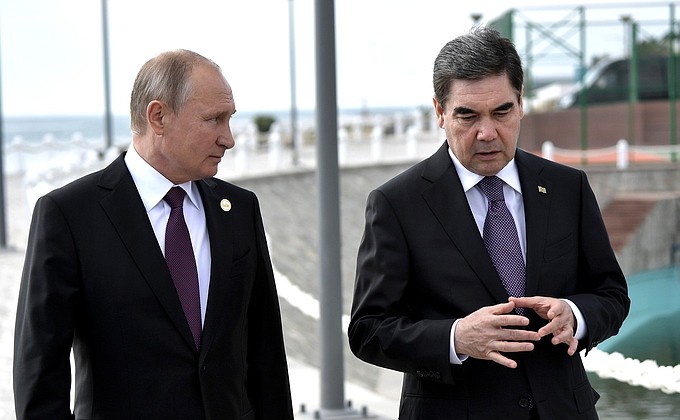 Following the Caspian Summit, the heads of state took a walk along the Caspian Sea embankment. With President of Turkmenistan Gurbanguly Berdimuhamedov.