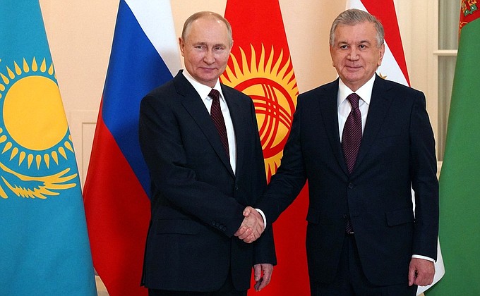 C Президентом Узбекистана Шавкатом Мирзиёевым перед началом неформальной встречи глав государств СНГ.