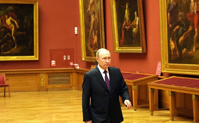 Vladimir Putin visited the State Russian Museum.