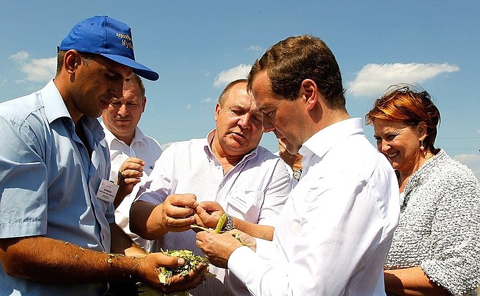 Дмитрий Медведев посетил агрохолдинг «Кубань», где ознакомился с ходом уборки урожая сахарной свёклы и кормовой кукурузы.