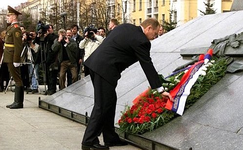 Laying wreaths at the Victory Monument.