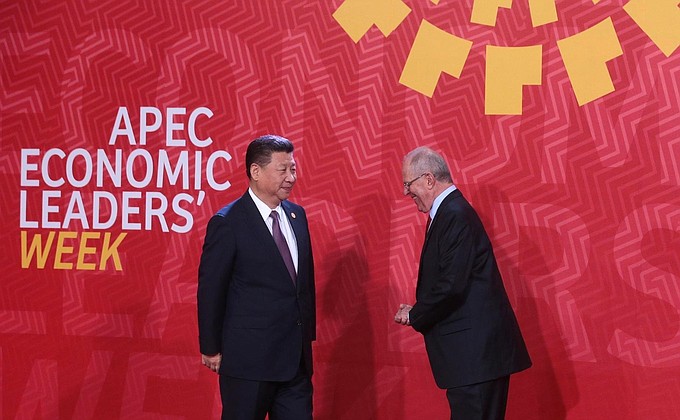 Председатель Китайской Народной Республики Си Цзиньпин и Президент Перу Педро Пабло Кучински перед началом рабочего заседания лидеров экономик форума АТЭС.