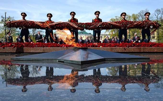 Во время церемонии возложения венка к Могиле Неизвестного Солдата. Фото: may9.ru.