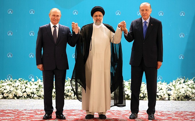 С Президентом Ирана Сейедом Эбрахимом Раиси и Президентом Турции Реджепом Тайипом Эрдоганом (справа).