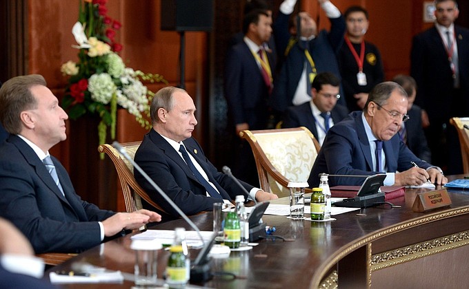 С первым заместителем Председателя Правительства Игорем Шуваловым (слева) и Министром иностранных дел Сергеем Лавровым на заседании Совета глав государств СНГ в расширенном составе.