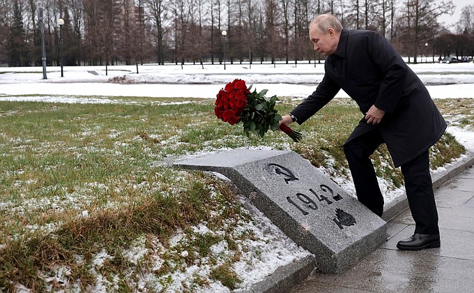While walking towards the Motherland monument at Piskaryovskoye Memorial Cemetery, Vladimir Putin laid flowers at a mass grave.