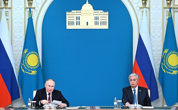 По итогам российско-казахстанских переговоров Владимир Путин и Касым-Жомарт Токаев сделали заявления для СМИ.