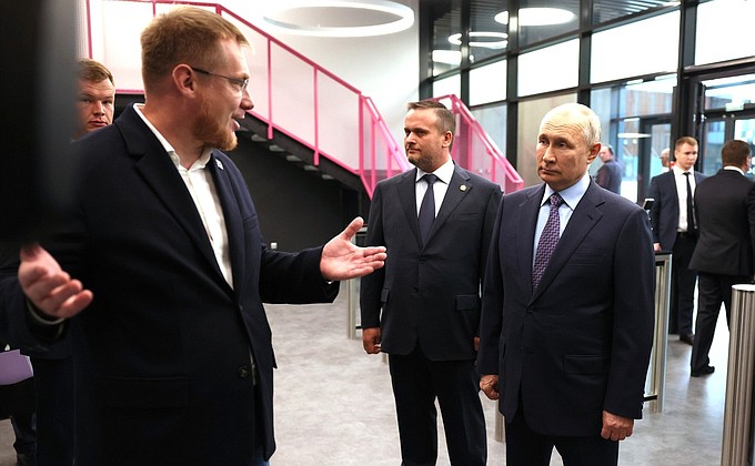 During a visit to the Intelligent Electronics – Valdai Innovative Scientific and Technological Centre (ISTC), the President toured the educational space of the Sberbank project, School 21.