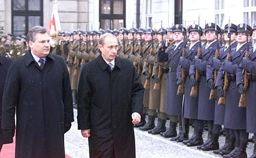 С Президентом Польши Александером Квасьневским во время церемонии встречи перед президентским дворцом.