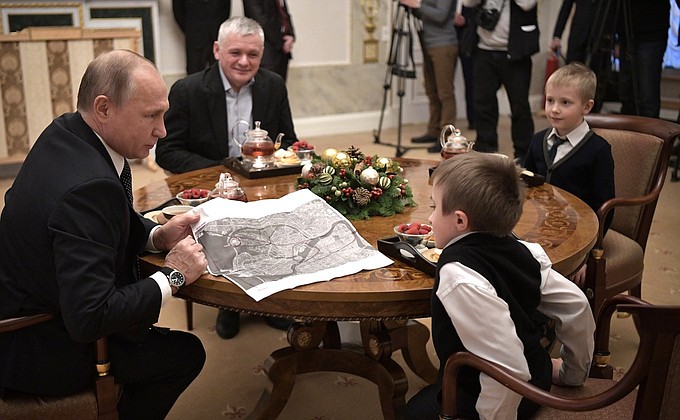 Vladimir Putin showed Artyom Palyanov the route of a helicopter tour.
