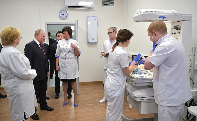 The President visited the training module of the Kolomna Perinatal Centre. Centre’s head doctor Natalya Alimova gives explanations about training simulation.