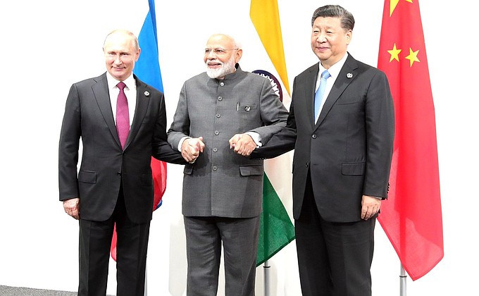 С Премьер-министром Индии Нарендрой Моди и Председателем КНР Си Цзиньпином перед началом встречи в формате Россия – Индия – Китай.