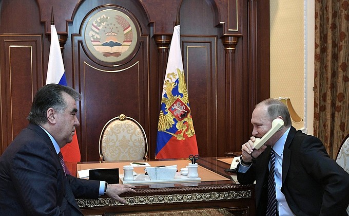 Владимир Путин и Президент Таджикистана Эмомали Рахмон провели совместный телефонный разговор с Президентом Туркменистана Гурбангулы Бердымухамедовым.