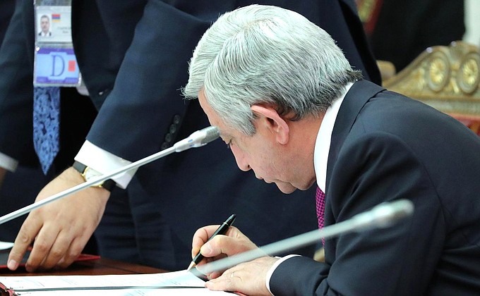 President of Armenia Serzh Sargsyan signing the documents following the meeting of the Supreme Eurasian Economic Council.