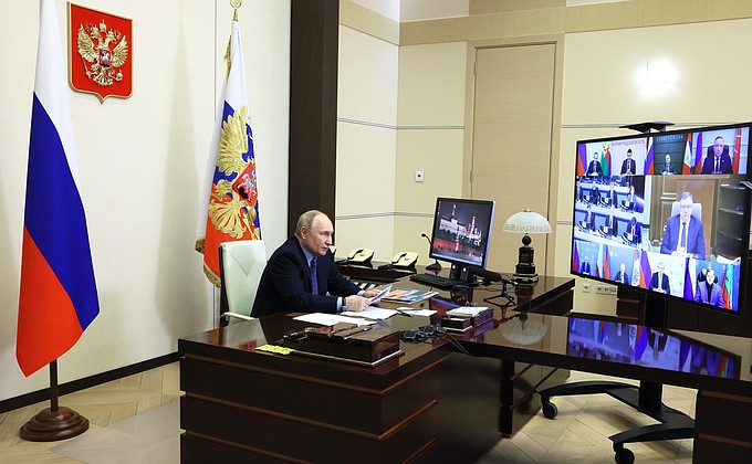 Владимир Путин в режиме видеоконференции проводит совещание по вопросам развития проекта федеральных круглогодичных курортов «Пять морей и озеро Байкал».
