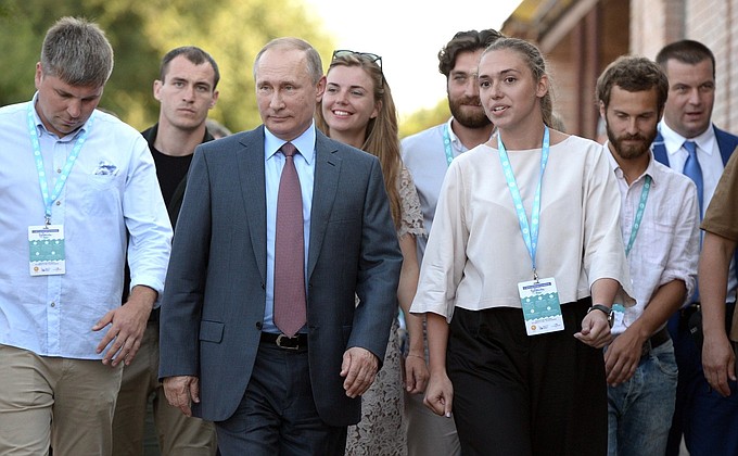 Во время посещения Всероссийского молодёжного образовательного форума 
«Таврида».