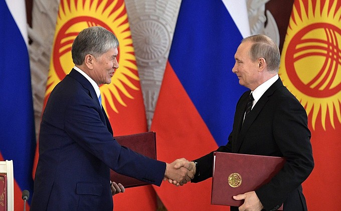 Владимир Путин и Алмазбек Атамбаев подписали Декларацию об укреплении союзничества и стратегического партнёрства между Российской Федерацией и Киргизской Республикой.