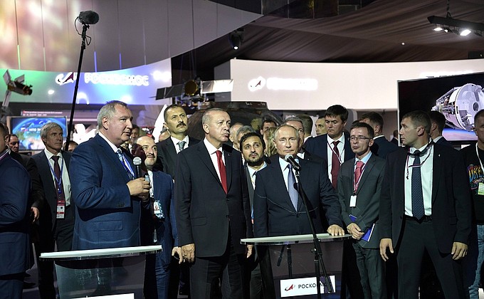 Владимир Путин и Президент Турции Реджеп Тайип Эрдоган в режиме телемоста пообщались с экипажем Международной космической станции.