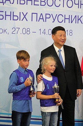 Председатель КНР Си Цзиньпин наградил отдельным призом Софью Даниленко и Илью Соловейчика за первое место в детско-юношеской регате.