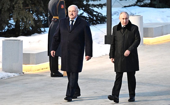 С Президентом Белоруссии Александром Лукашенко перед началом церемонии открытия мемориала мирным жителям СССР – жертвам нацистского геноцида в годы Великой Отечественной войны.