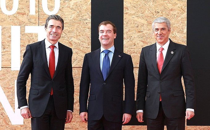 Перед началом заседания Совета Россия–НАТО. С Генеральным секретарём НАТО Андерсом Фогом Расмуссеном (слева) и Премьер-министром Португалии Жозе Сократешем.