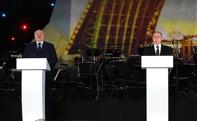 Vladimir Putin and President of Belarus Alexander Lukashenko spoke at the concert held to mark the 80th anniversary of breaking the Nazi siege of Leningrad.
