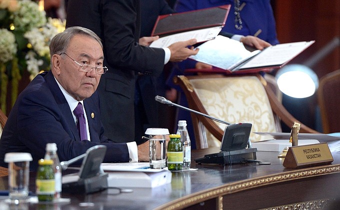 Президент Казахстана Нурсултан Назарбаев на заседании Высшего Евразийского экономического совета в расширенном составе.