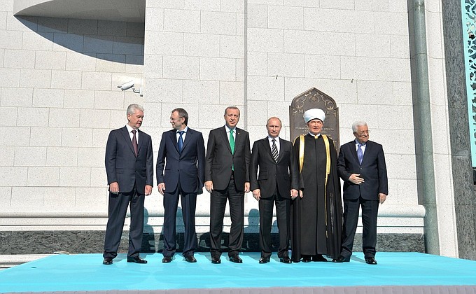 At the opening of Moscow’s Cathedral Mosque after reconstruction. From left to right: Mayor of Moscow Sergei Sobyanin, member of the Federation Council from Dagestan Suleiman Kerimov, President of Turkey Recep Tayyip Erdogan, Vladimir Putin, Chairman of the Russian Council of Muftis Ravil Gainutdin and President of Palestine Mahmoud Abbas.
