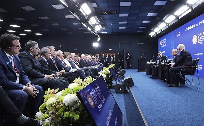 Владимир Путин и Президент Франции Эммануэль Макрон приняли участие в панельной дискуссии «Бизнес-диалог Россия – Франция».