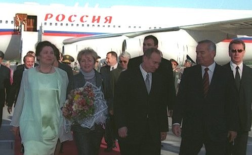 A welcoming ceremony at Tashkent-2 airport.