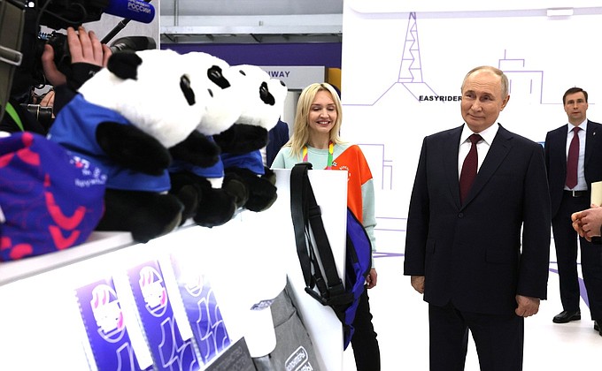 During a tour of the World Youth Festival International Airport exhibition space. With head of the regional cooperation department at the Movement of the First Ksenia Yanova.