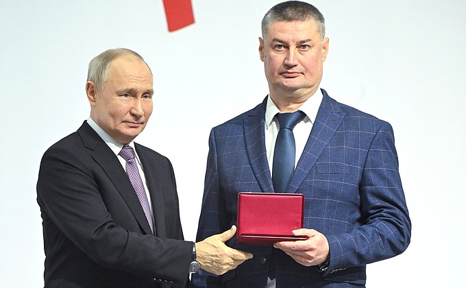 Vladimir Putin presented the Order for Valiant Labour to the staff of the Alexander Ganichev NPO SPLAV Group. With the company’s CEO Rinat Idrisov.