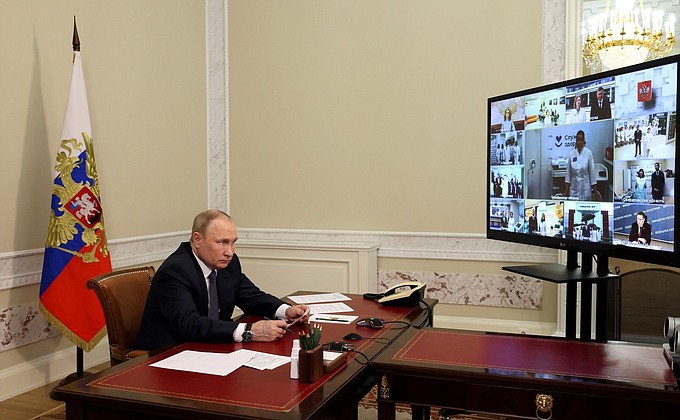 Владимир Путин принял участие в видеоконференции по случаю открытия в ряде регионов Российской Федерации новых объектов здравоохранения.