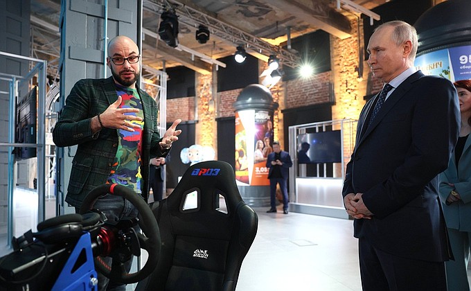 During a visit to Zotov Centre. Director General of the autonomous non-profit organisation for the Development of Video Game Industry Vasily Ovchinnikov gives explanations.