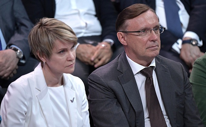 Руководитель образовательного Фонда «Талант и успех» Елена Шмелёва (слева) на «Прямой линии с Владимиром Путиным».