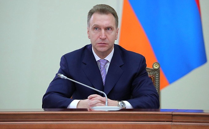 Первый заместитель Председателя Правительства России Игорь Шувалов на заседании Высшего Евразийского экономического совета.