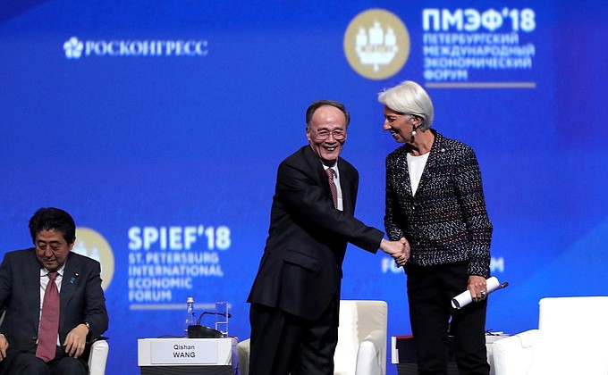 Заместитель Председателя Китайской Народной Республики Ван Цишань и Глава МВФ Кристин Лагард на пленарном заседании XXII Петербургского международного экономического форума.
