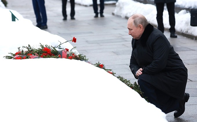 Во время посещения Пискарёвского мемориального кладбища Владимир Путин почтил память своего брата, умершего в годы блокады Ленинграда.