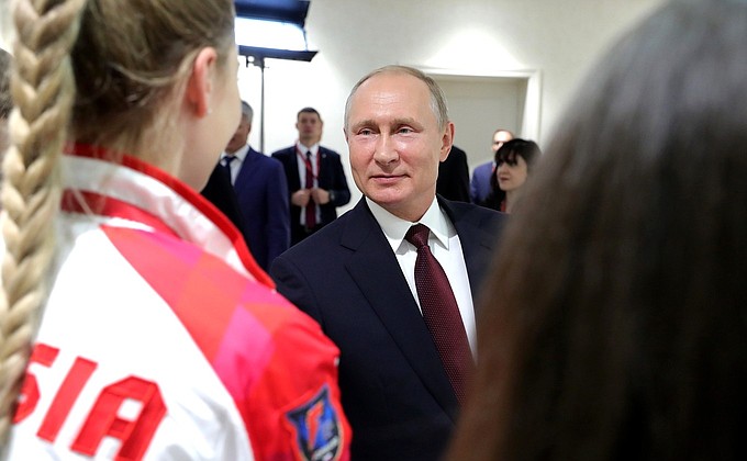 С участницами товарищеского матча женских сборных команд России и Франции по фехтованию на саблях.