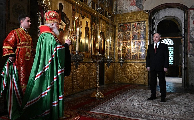 Патриарх Московский и всея Руси Кирилл отслужил благодарственный молебен в Благовещенском соборе Кремля.