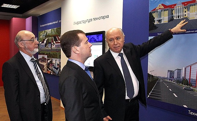 Посещение информационно-вычислительного комплекса «Технопарк-Мордовия». С Главой Республики Мордовия Николаем Меркушкиным (справа).