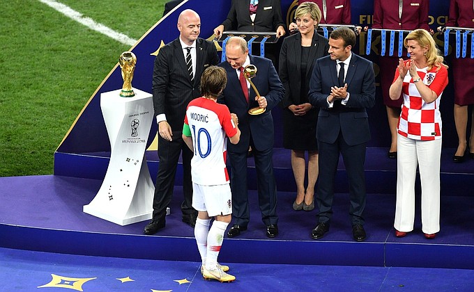 Церемония награждения победителей чемпионата мира по футболу 2018 года. Владимир Путин вручает приз лучшему игроку турнира Луке Модричу (Хорватия).