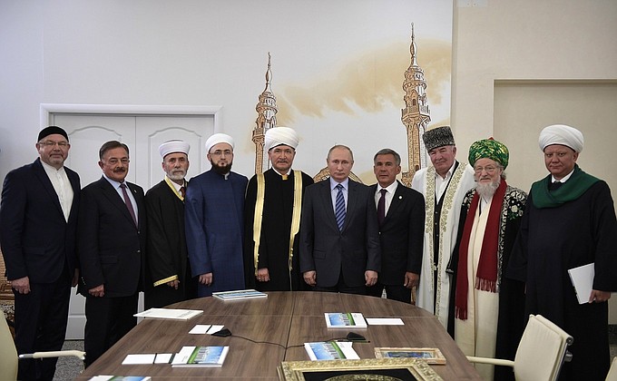С участниками встречи с муфтиями централизованных религиозных организаций мусульман России и руководителями Болгарской исламской академии.